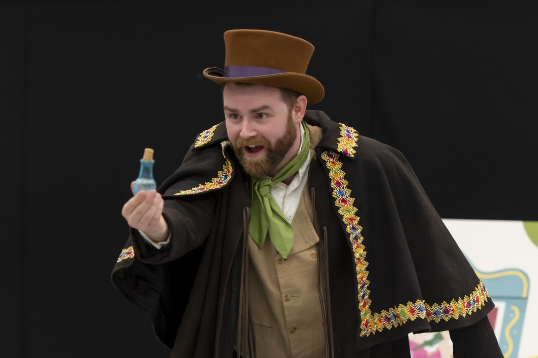 Colin Murray in Pop-up Opera: A Little Bit of The Elixir of Love. Scottish Opera 2026. Credit Kirsty Anderson..